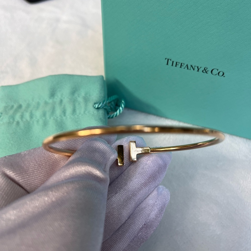 TIFFANY T WIRE BRACELET 18K Rose Gold, Size Medium. - Picture 3 of 17